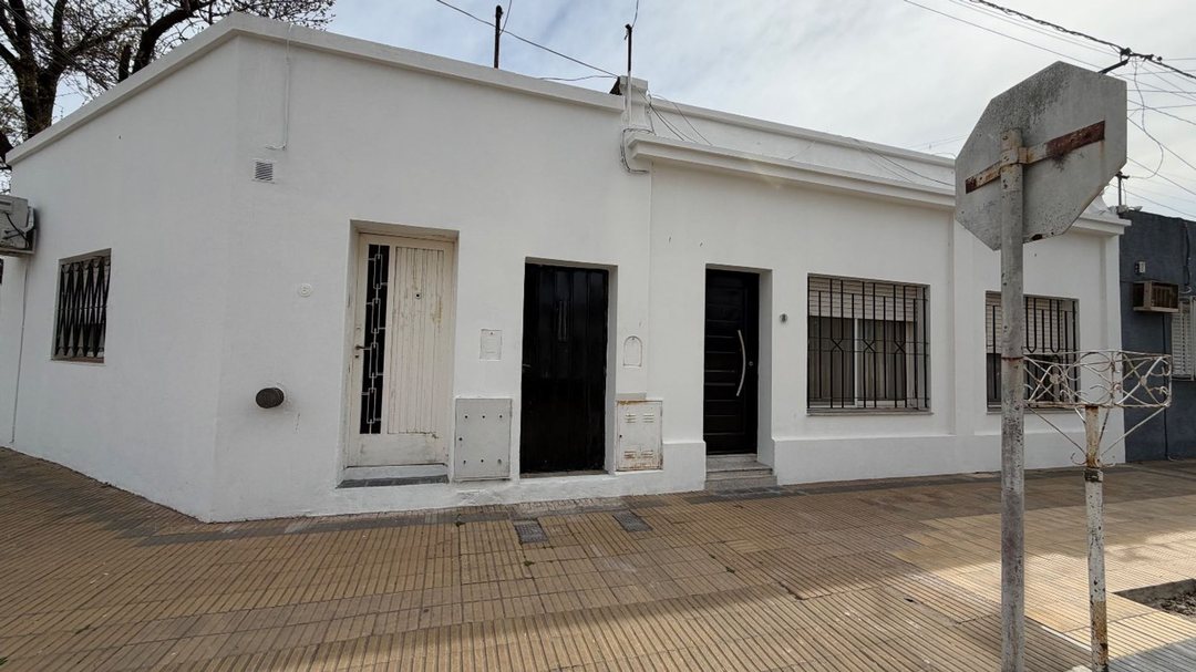CASA 2 DORMITORIOS ESQUINA AZCUENAGA Y RIVADAVIA