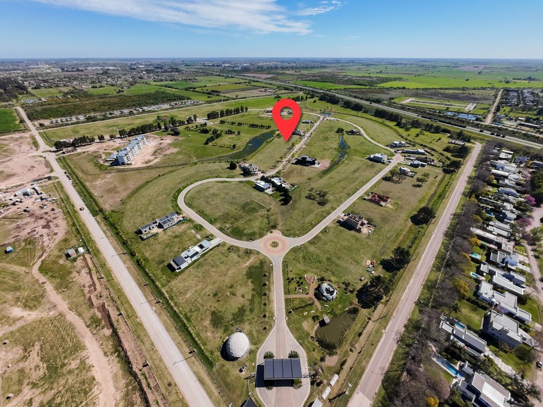 Lote a la laguna en country Santomas Cielo