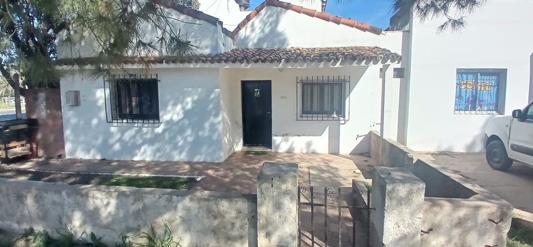 Casa 2 dormitorios con patio y jardín, Paraná