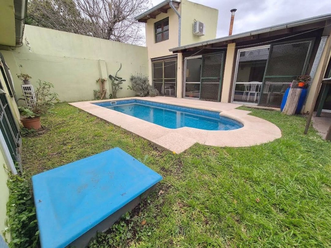 Lote de 10 x 40 con 3 viviendas, pileta y quincho