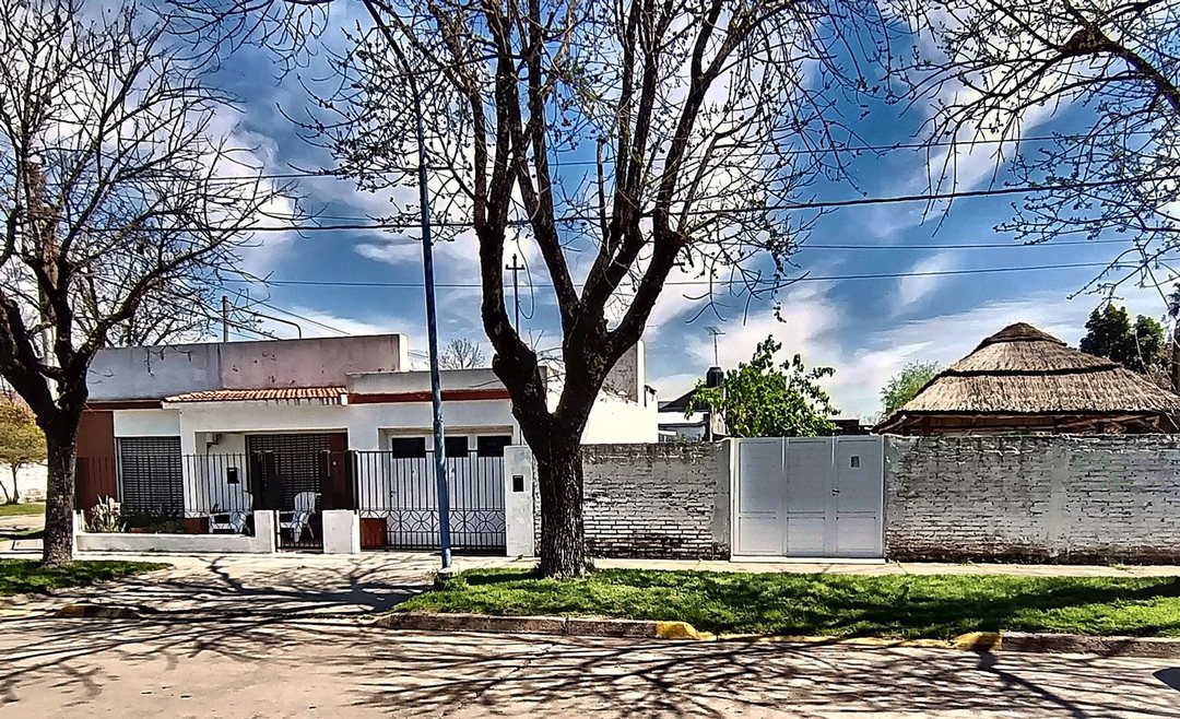 Propiedad sobre dos lotes, casa y terreno contiguo