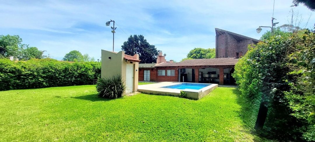 Casa sobre doble lote en EL Trebol con piscina