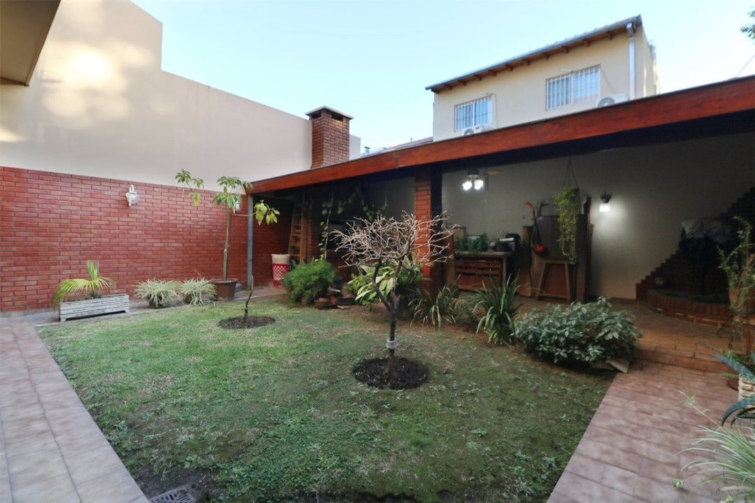 Venta casa 6 amb con local al frente y playroom