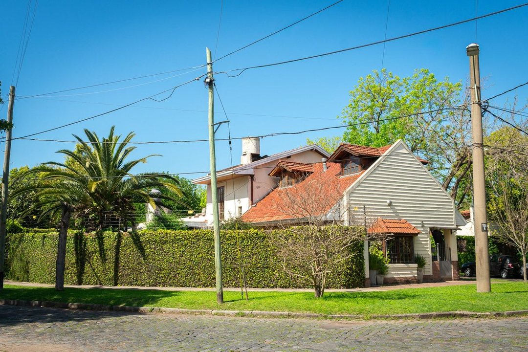 VENTA DE CASA 5 AMBIENTES ADROGUE CENTRO PILETA