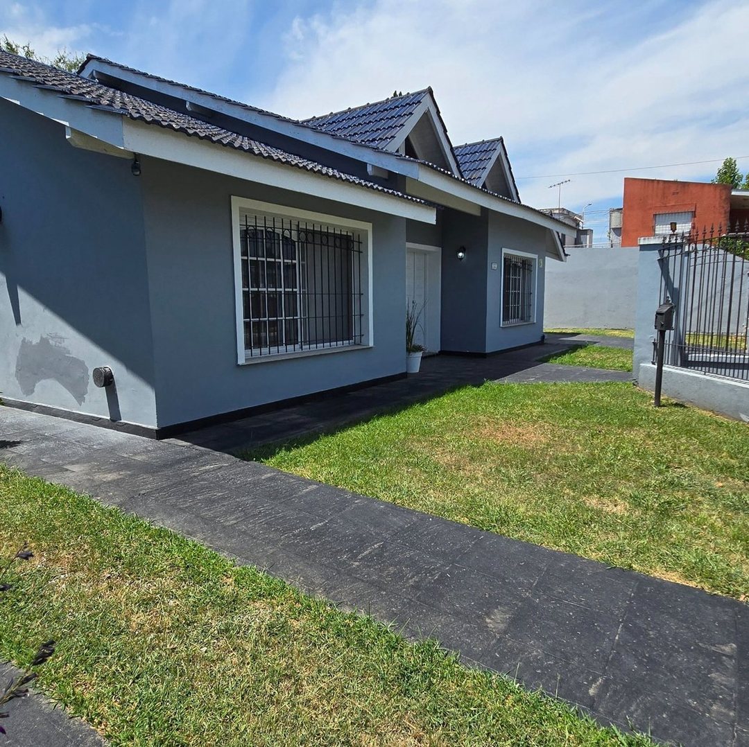 VENTA CASA 3 DORMITORIOS, PARQUE QUINCHO PARRILLA
