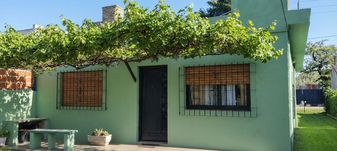CASA EN VENTA EN PASO DEL REY - 3 AMB - PILETA