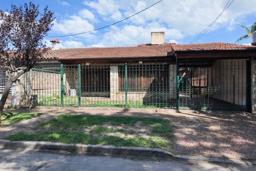 casa 3 amb en venta en barrio parque calchaqui