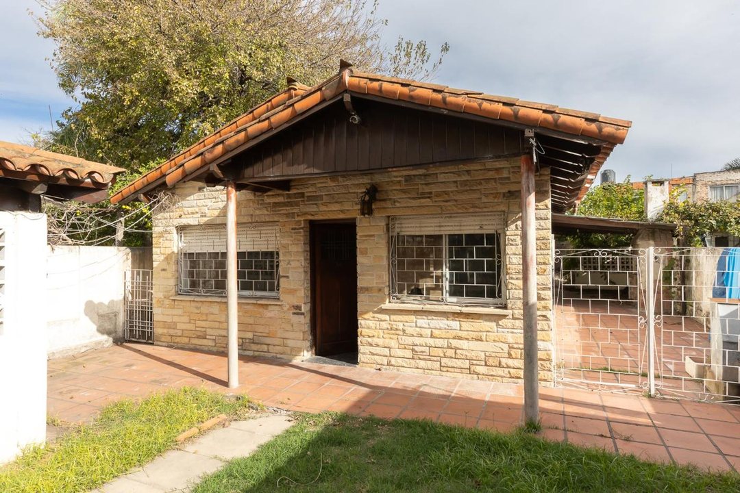 VENTA Lote + Casa a refacc + Cochera doble V.Tesei