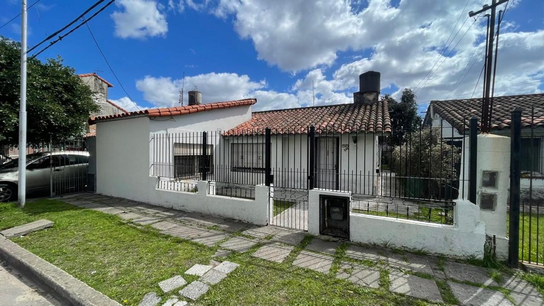 Casa 10 x 30 mts amplio fondo 4 ambientes V.Alsina