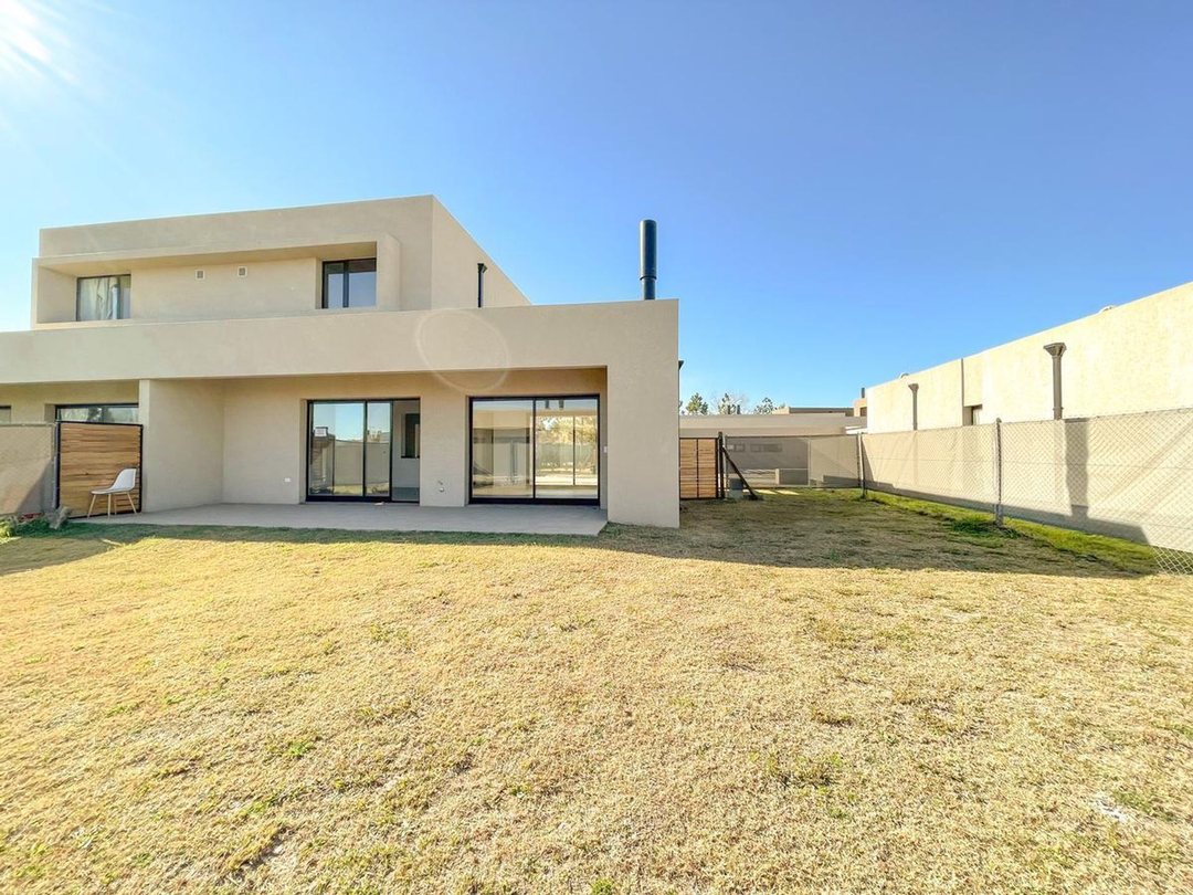 VENTA CASA DOS DORMITORIOS, DOS COCHERAS DON MATEO