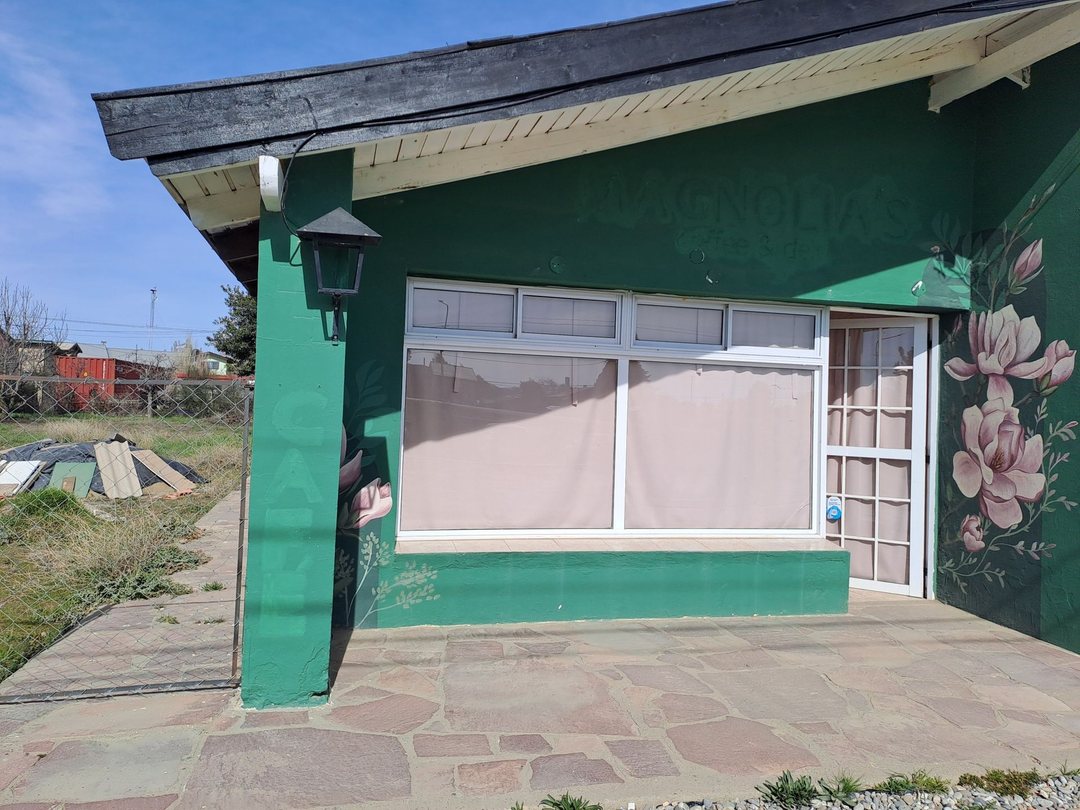 Local comercia en Dina Huapi, sobre colectora.