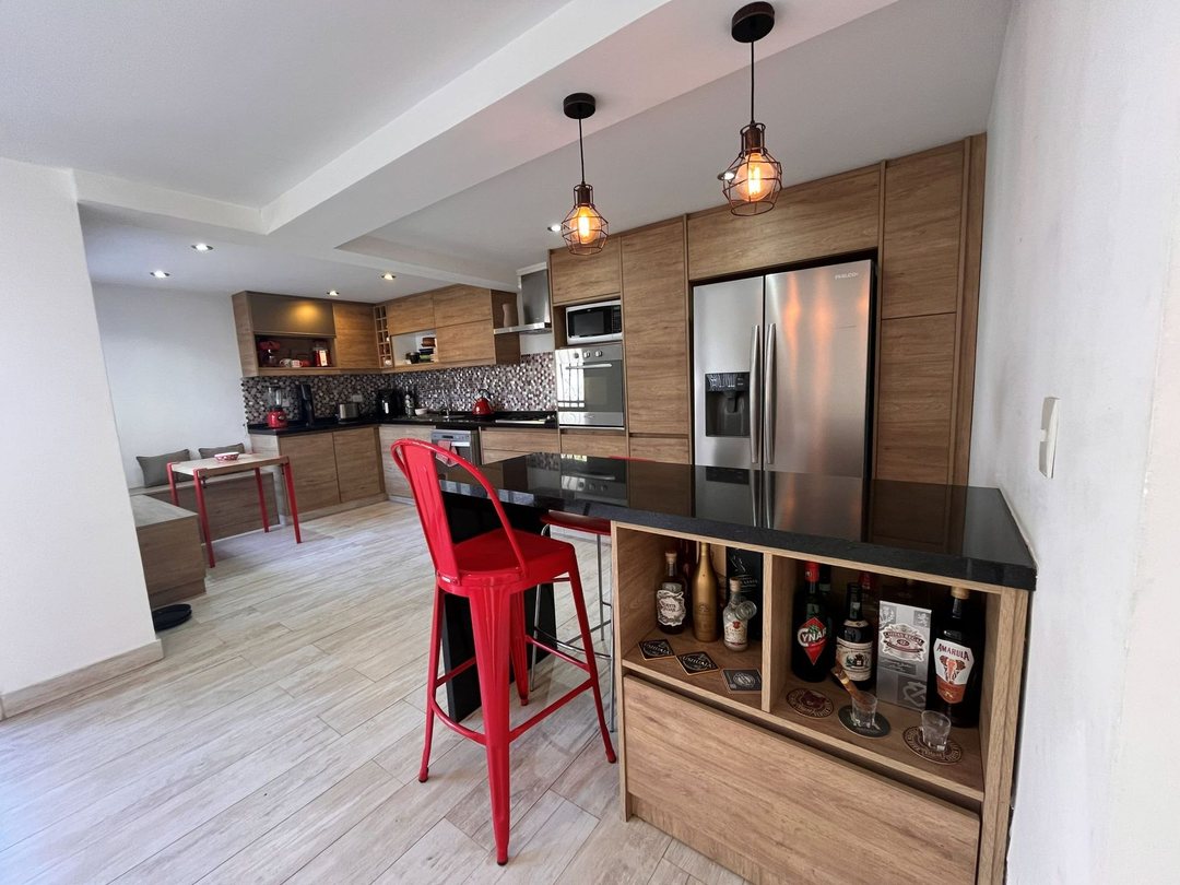 Venta casa de dos pisos 4 amb en Luzuriaga