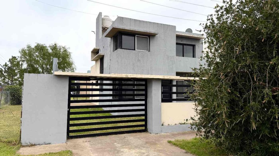 CASA EN VENTA BARRIO LAS TARDES - ROLDÁN + PILETA