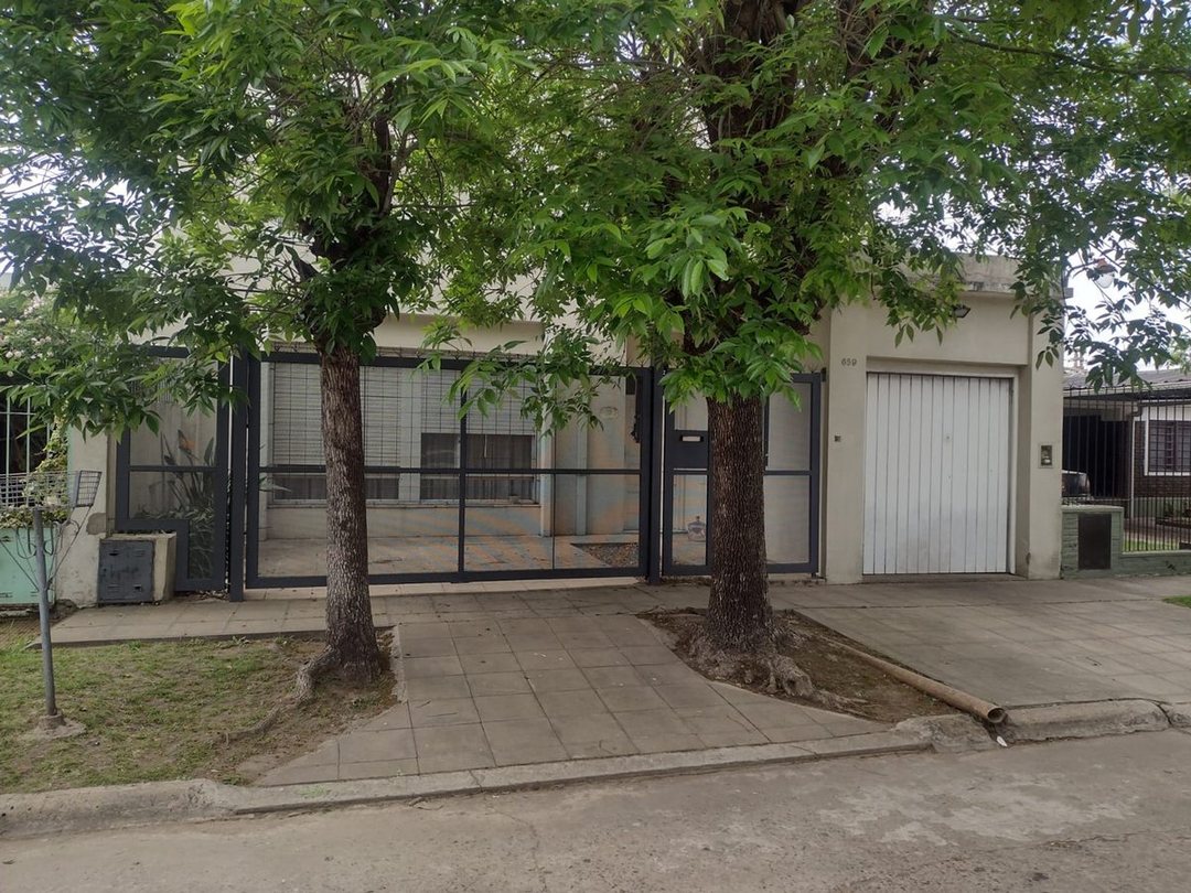 VENTA CASA 6 AMBIENTES  PILETA ITUZAINGO