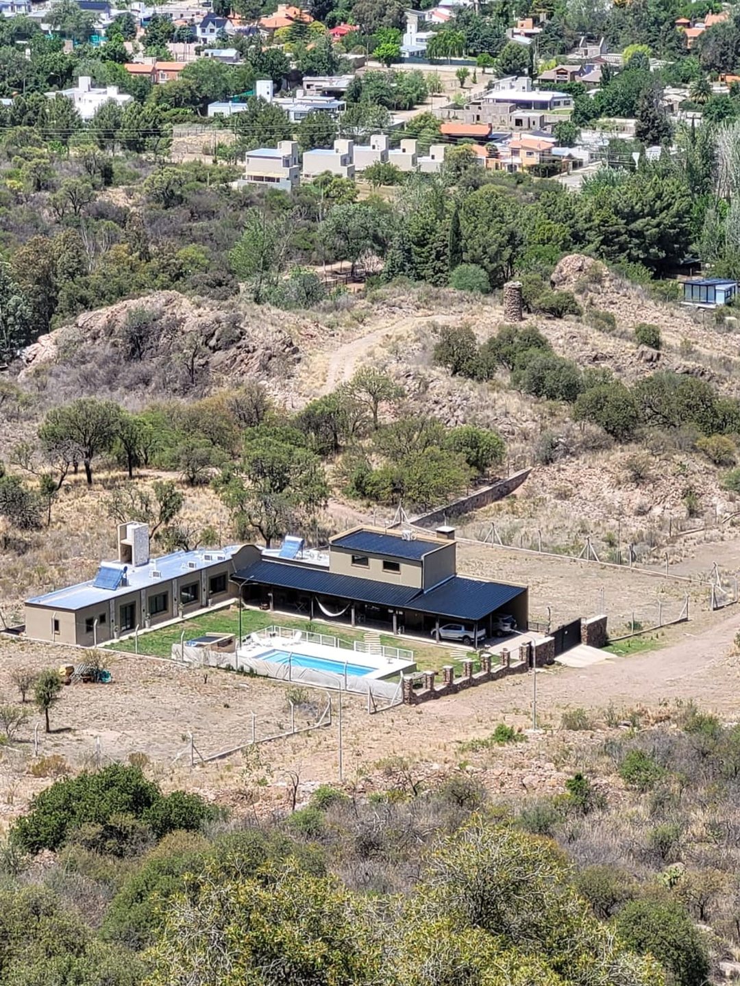 SE VENDE IMPORTANTE CASA AL PIE DE LAS SIERRAS