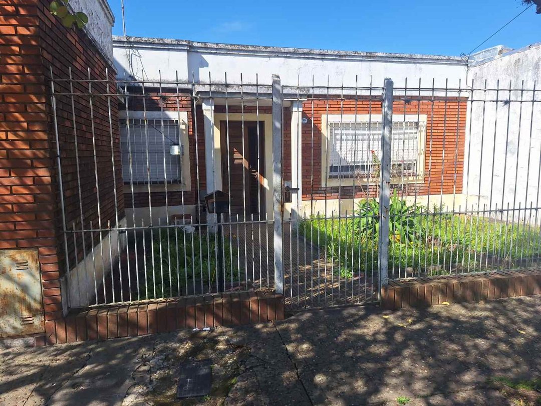 VENTA LOTE CASA A REFACCIONAR QUILMES OESTE