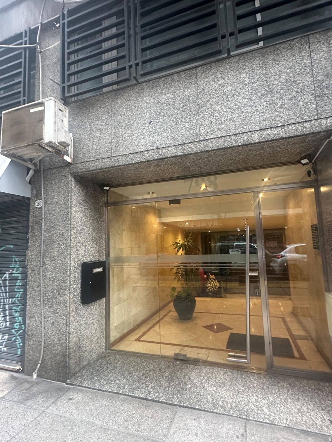 Departamento 3 amb. con dos balcones y dependencia