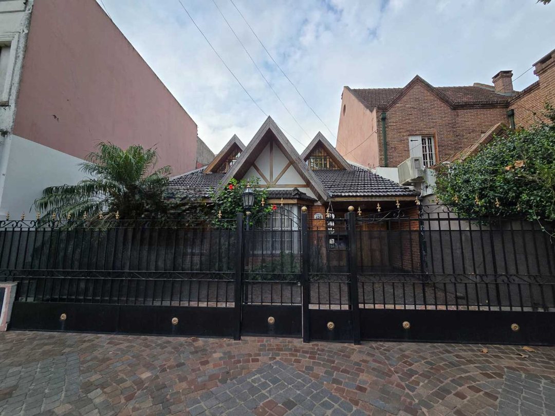 VENTA CASA HAEDO 4 AMB CON PLAYROOM Y DOS COCHERAS