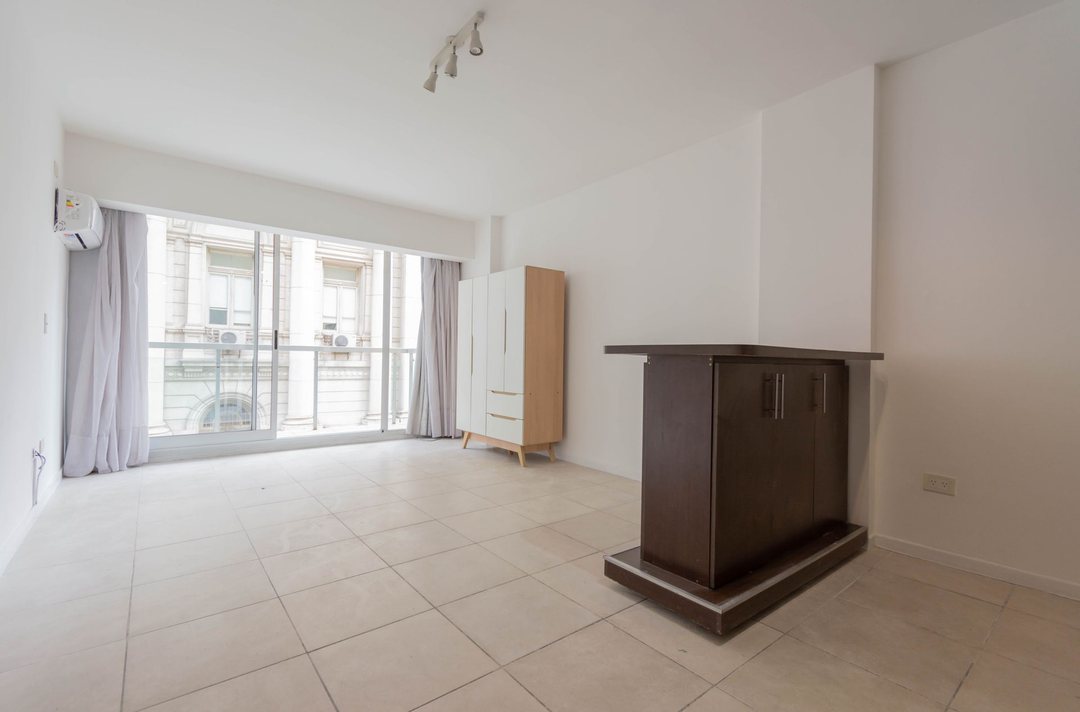 MONOAMBIENTE - Con Balcon - Impecable