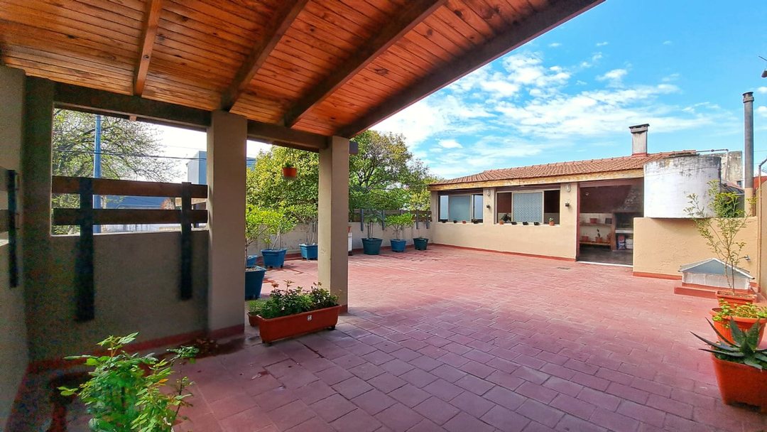 Casa 4 ambientes con quincho y terraza en Pompeya
