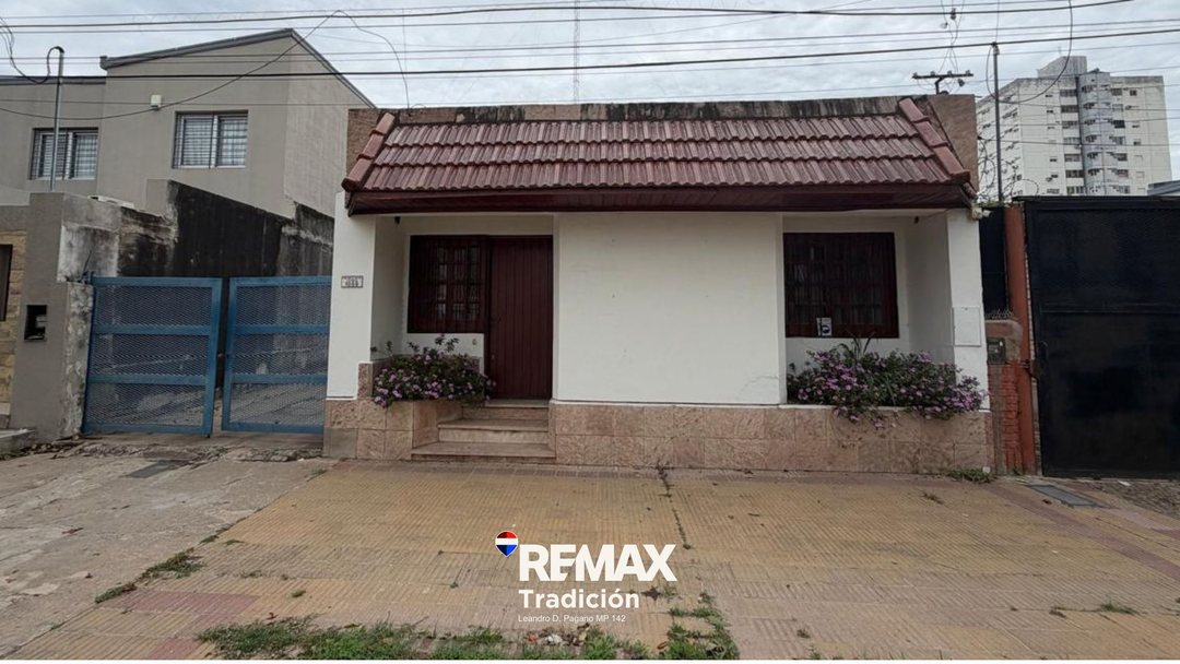 Propiedad con Oficinas, Taller y Amplio terreno
