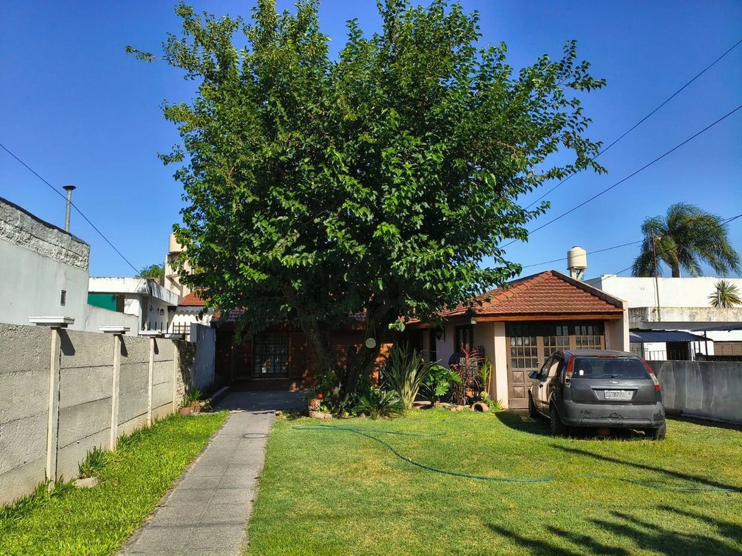 VENTA CASA 4 AMBIENTES MORON