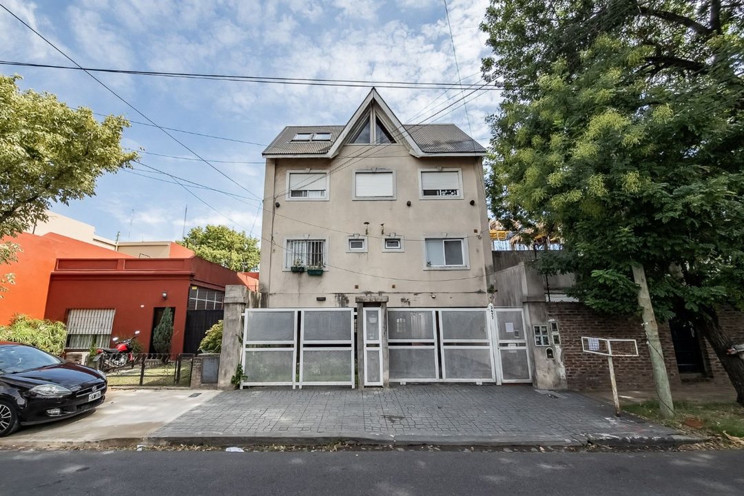 VENTA PH TRIPLEX 4 AMB CON PATIO Y COCHERA