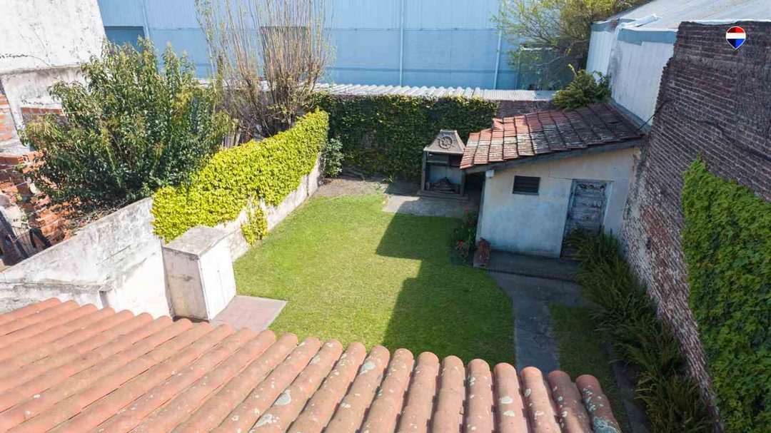Venta Casa 3 amb. con fondo libre cochera y terraz