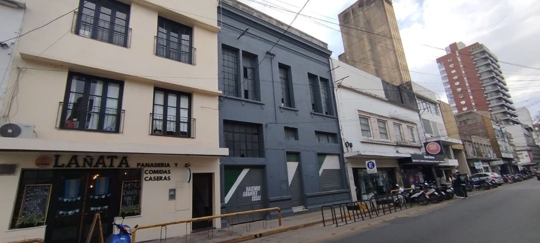 REMAX ALQUILA GRAN LOCAL COMERCIAL
