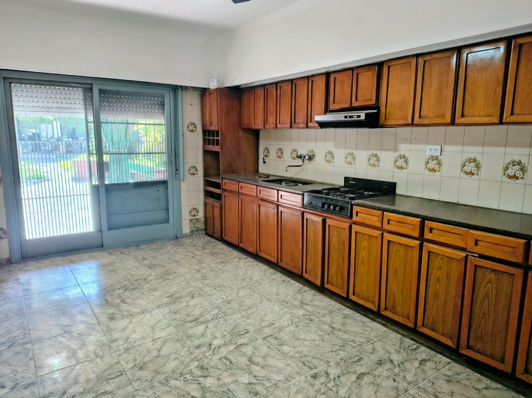 VENTA-CASA 4 AMBIENTES CON COCHERA/FONDO-LAFERRERE