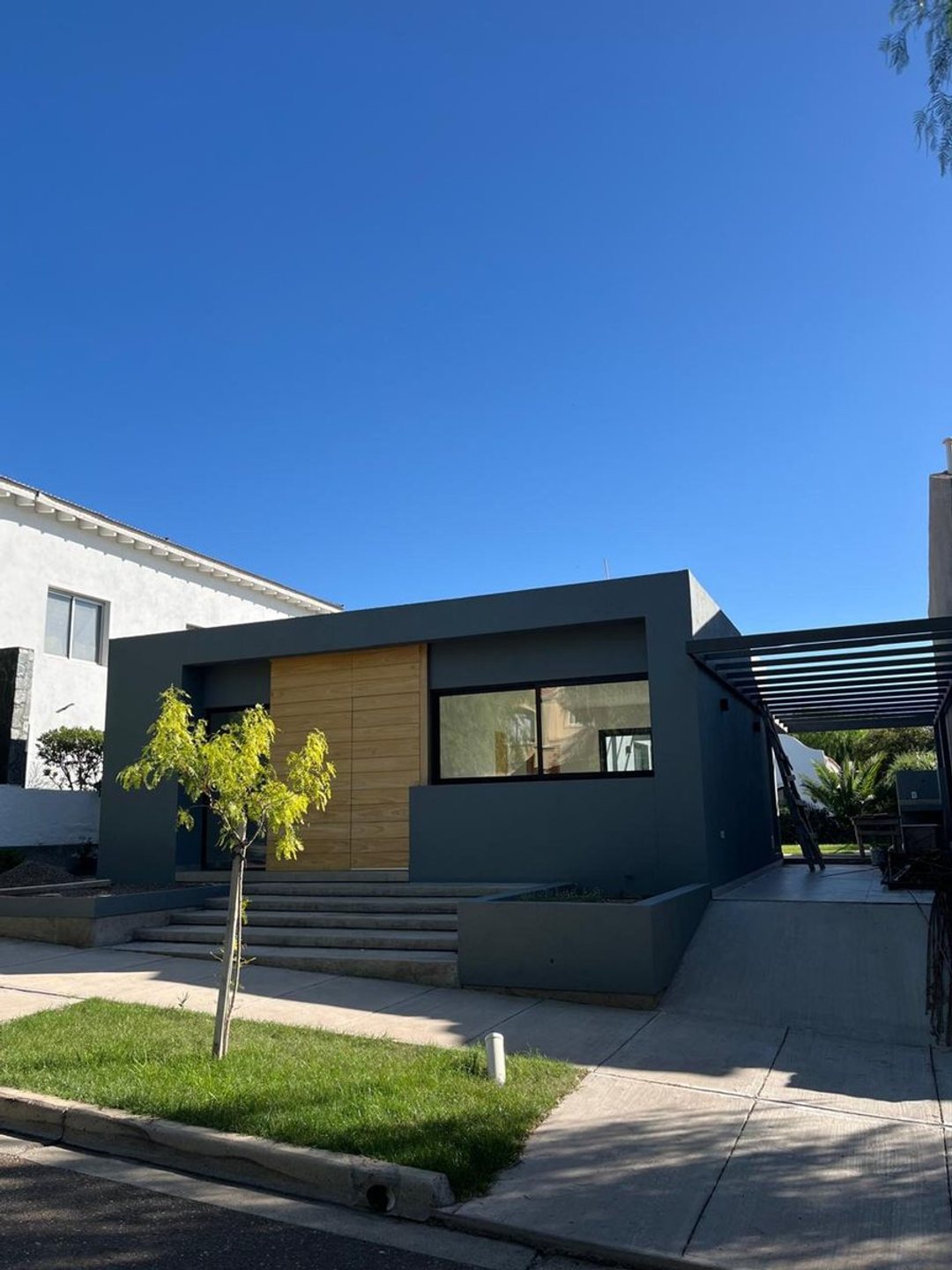 CASA EN VENTA BARRIO DALVIAN