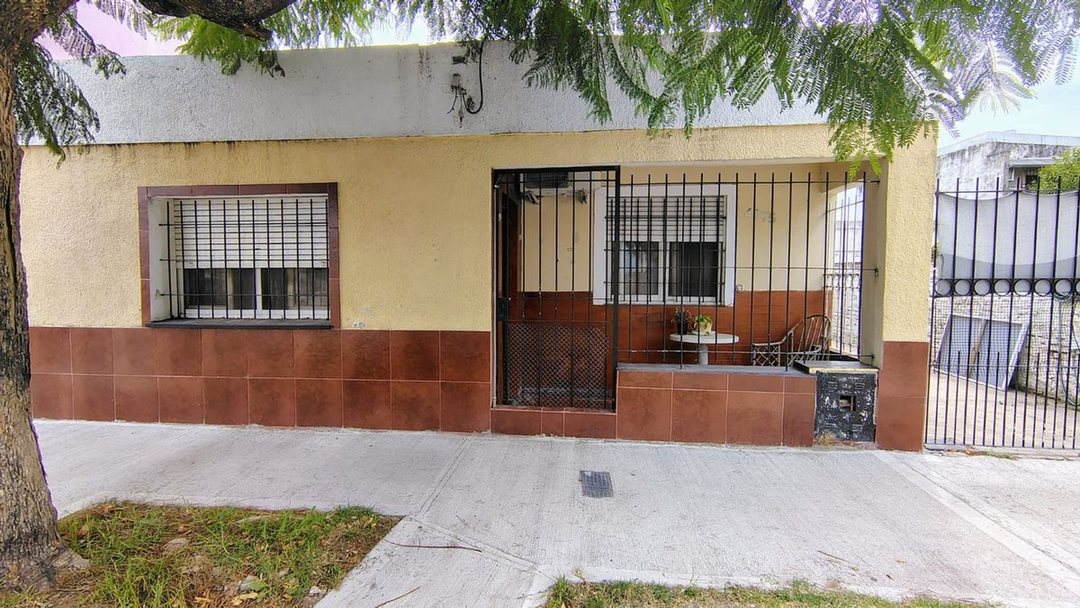 CASA 3 DORMITORIOS A RECICLAR + Dpto 2 AMBIENTES