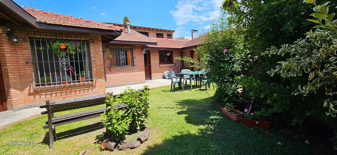 EXCELENTE CASA CHALET ADROGUÉ - PARQUE - COCHERAS