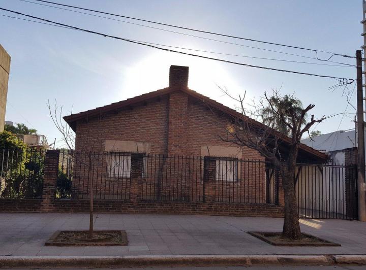 Casa · 160m² · 3 Dormitorios · 10 Cocheras