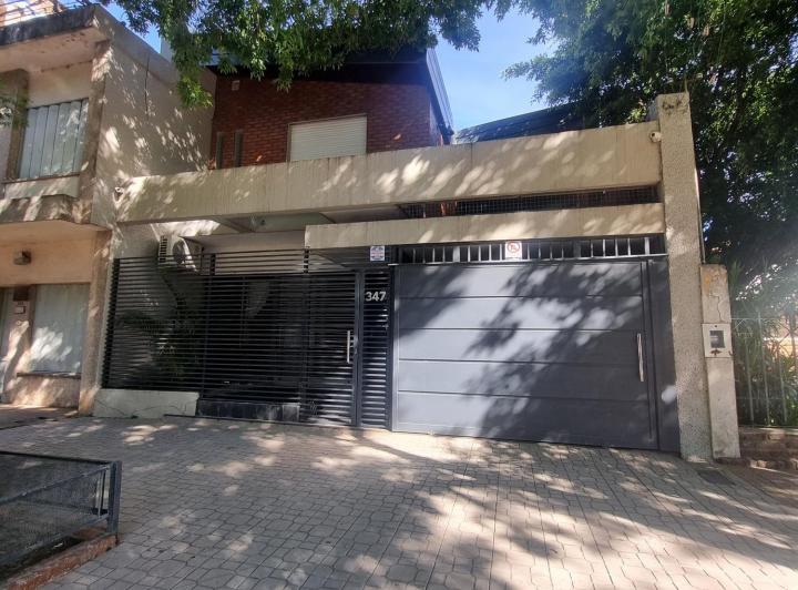 Casa · 260m² · 8 Dormitorios · 1 Cochera