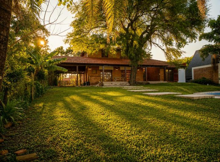 Casa · 280m² · 6 Ambientes · 3 Cocheras