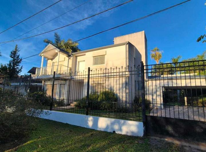 Casa · 283m² · 3 Dormitorios · 2 Cocheras
