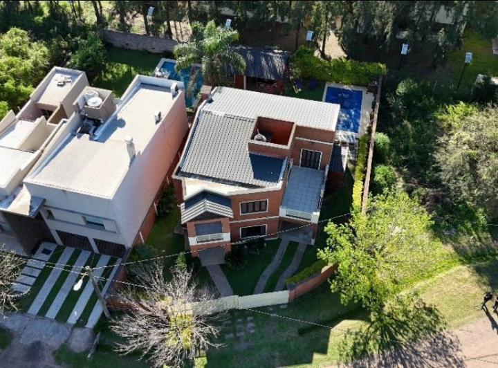 Casa · 248m² · 5 Ambientes · 1 Cochera