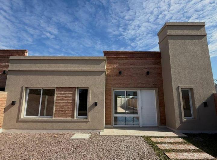 Casa · 80m² · 3 Ambientes · 2 Cocheras