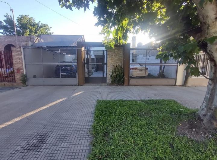 Casa · 160m² · 4 Ambientes · 3 Cocheras