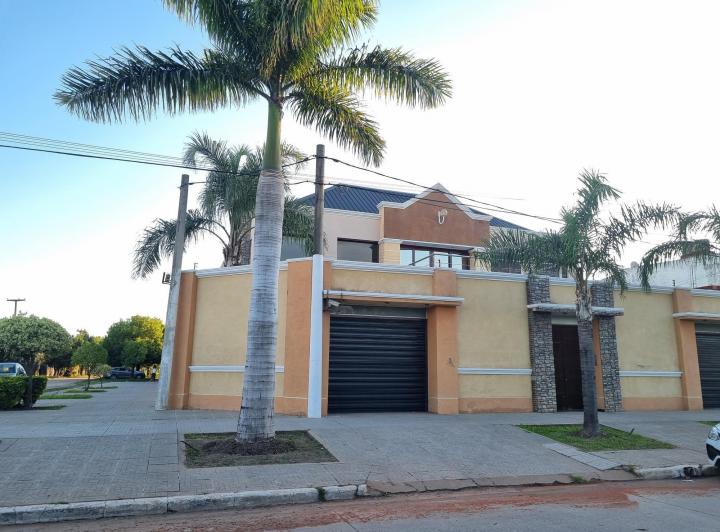 Casa · 654m² · 5 Dormitorios · 6 Cocheras