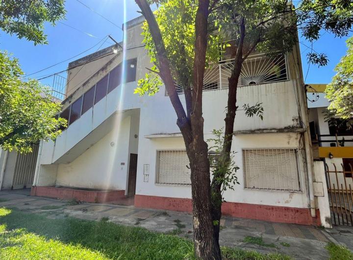 Casa · 328m² · 4 Dormitorios · 2 Cocheras