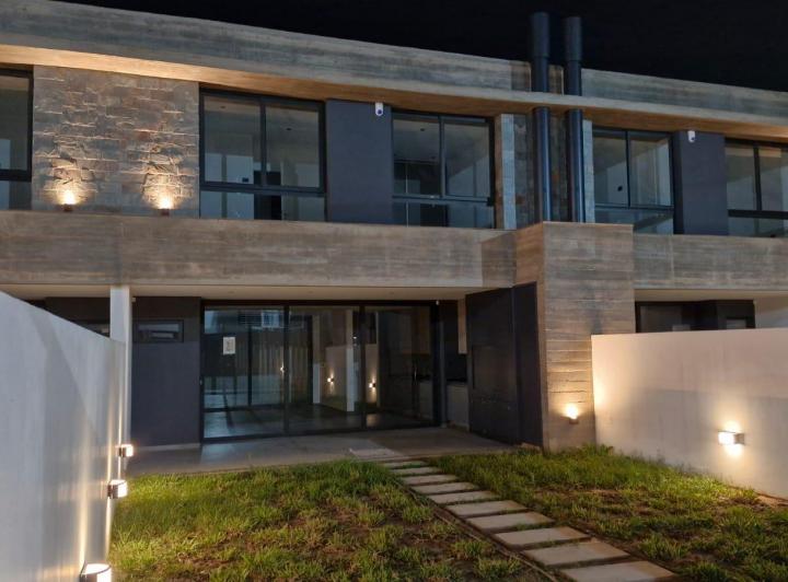 Casa · 142m² · 4 Ambientes · 2 Cocheras