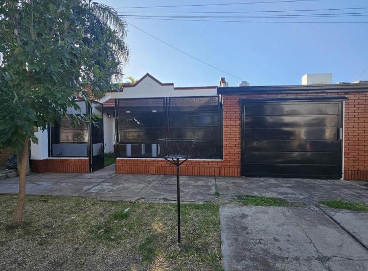 Casa · 400m² · 6 Ambientes · 1 Cochera
