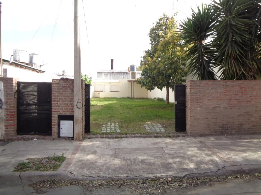 Barrio Villa Cabrera - Casa de 2 Dormitorios, Amplia con Cochera y Patio Muy Amp...