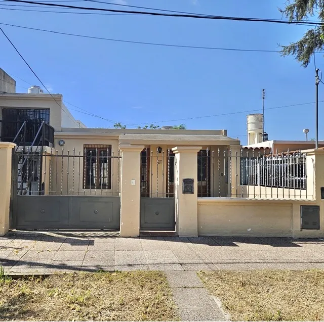 Alquilo casa en Marques de Sobremonte, sobre bv. Celiz de Quiroga, a 200 metros de Mons Pablo Cabrera, altura YPF