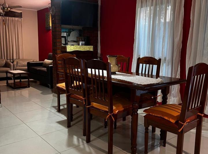 Casa · 230m² · 5 Ambientes · 1 Cochera