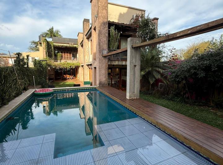 Casa · 400m² · 5 Ambientes · 2 Cocheras