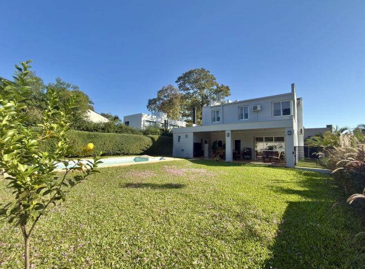 Casa · 200m² · 5 Ambientes · 2 Cocheras