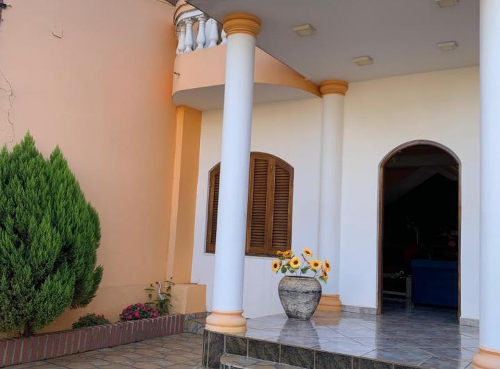 Casa · 875m² · 5 Ambientes · 2 Cocheras